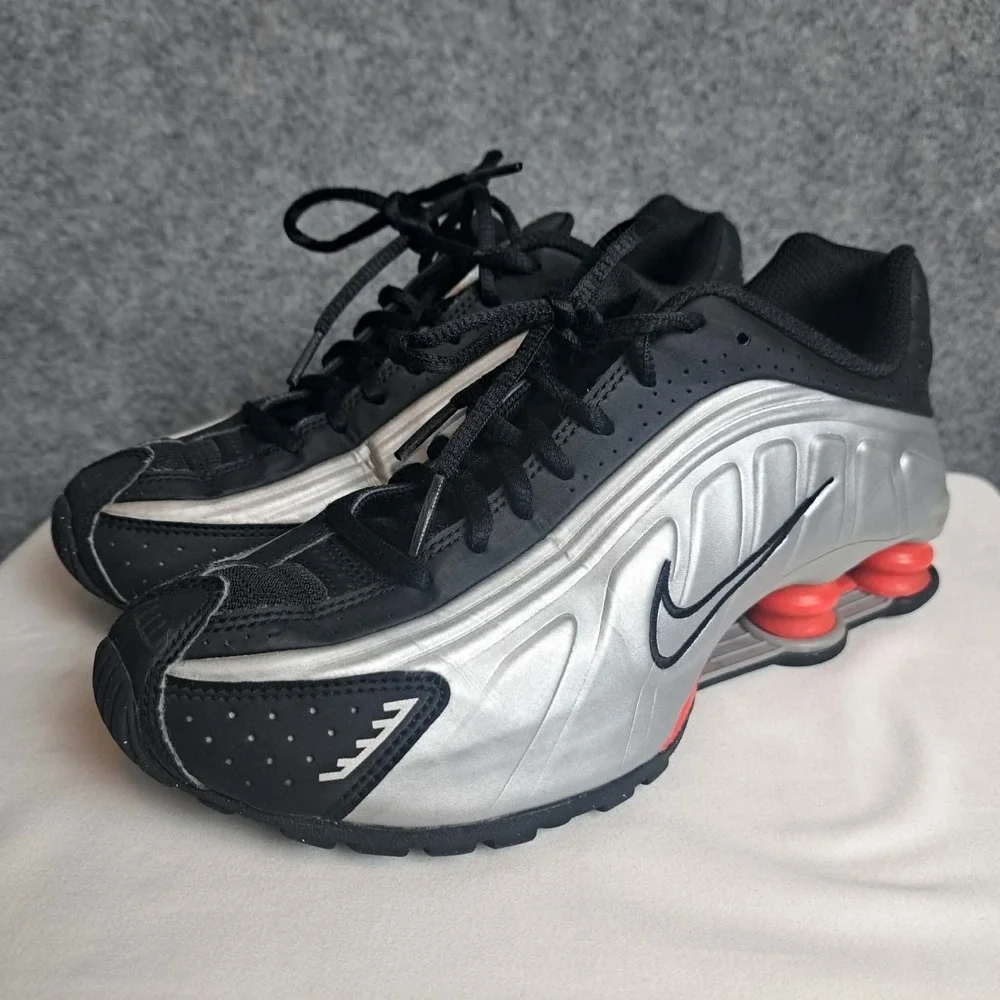 Nike Shox R4 Red Black Metallic Silver Sneakers, Size 5.5Y / 7W BNIB CW2626-005